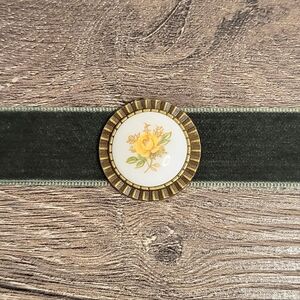 VELVET MUSE Cabbage Rose Cameo Choker - Green
